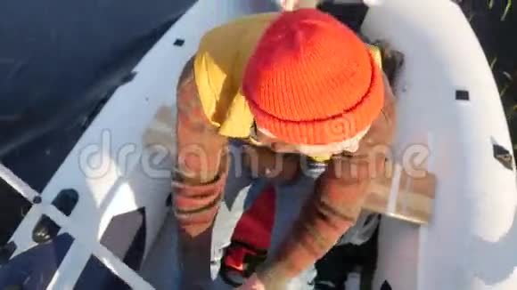 渔民划船充气船与木桨在湖上高清慢动作生活方式录像视频的预览图