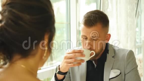 快乐的帅哥在约会时微笑快乐的夫妻在咖啡店里互相看着视频的预览图