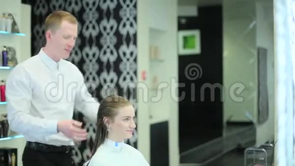 男理发师梳理少女的头发视频的预览图
