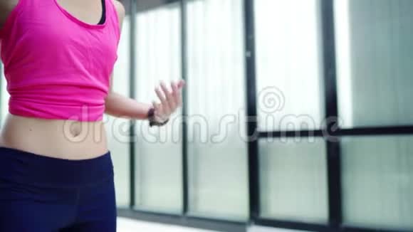 慢动作健康美丽的年轻亚洲运动员妇女运动服装腿暖和伸展她的手臂准备视频的预览图
