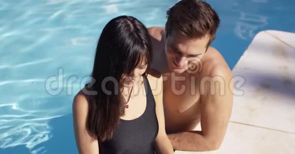 帅哥情侣站在泳池边拍照视频的预览图