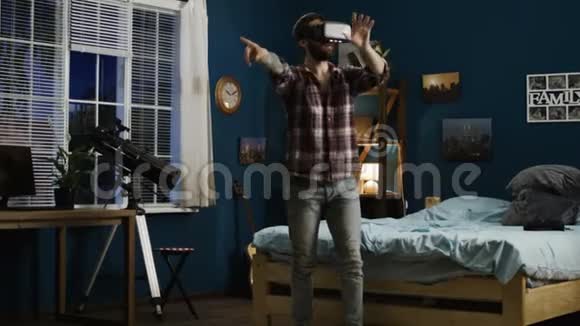 在护目镜中探索虚拟现实的人视频的预览图