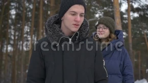 冬天男孩和女孩在公园散步视频的预览图