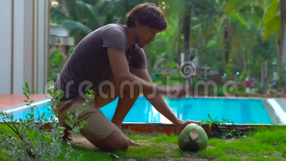 年轻人用大刀剥幼椰子视频的预览图