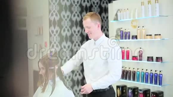 男理发师梳理少女的头发视频的预览图
