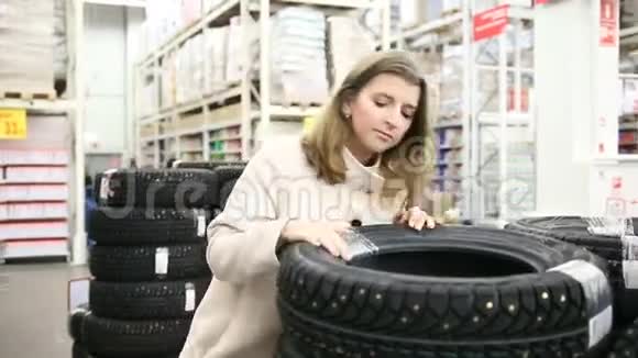 女人在超市选择轮胎视频的预览图