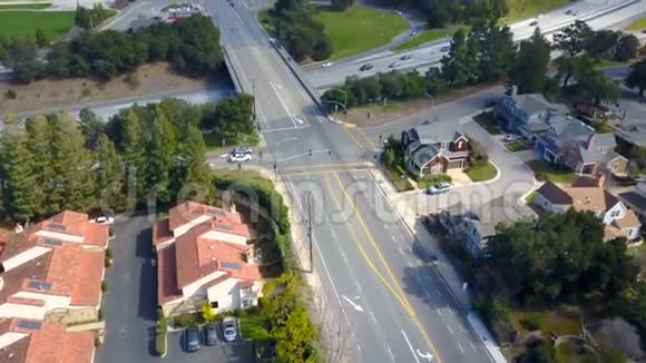 住宅及道路交汇处的鸟瞰图视频的预览图