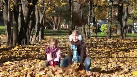 两个孩子扔树叶视频的预览图