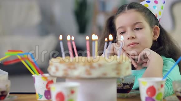 一个小女孩用蜡烛看蛋糕视频的预览图