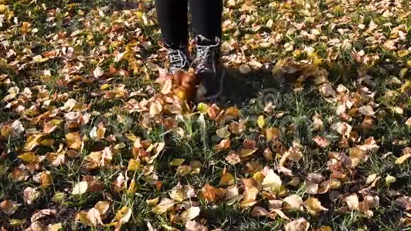 秋天公园的双脚穿着靴子在草地上奔跑视频的预览图