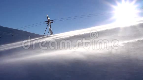 滑雪缆车上山滑雪者穿越过去视频的预览图