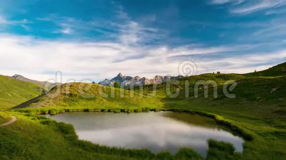 从意大利到法国奎伊拉斯国家公园的山顶和高山湖夏季阿尔卑斯山上空有移动的云蒂姆视频的预览图