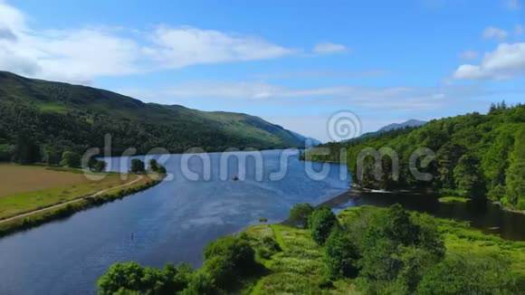 苏格兰高地的小溪和湖泊令人惊叹的景观浪漫的空中景色视频的预览图
