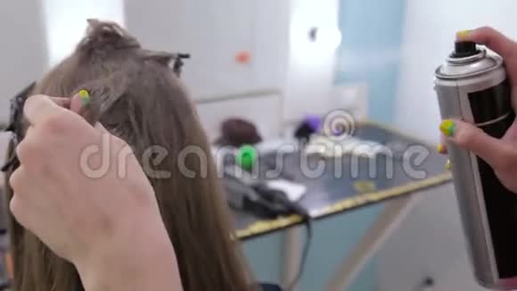 近距离射击理发师为漂亮的女人做发型使用喷发剂视频的预览图