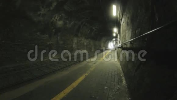 铁路隧道尽头的灯光视频的预览图
