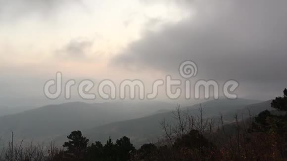 山地天气雾蒙蒙云速移动视频的预览图