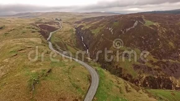从B4391的空中俯瞰穿过威尔士的沼地和山脉靠近英国瀑布视频的预览图