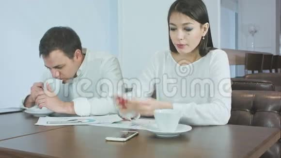 两个同事感觉不舒服午餐时在咖啡馆喝热茶视频的预览图