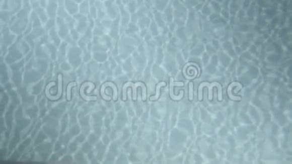 梦幻般的夏日泳池背景视频的预览图