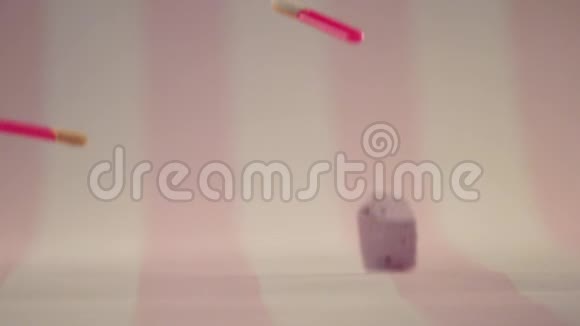 化妆用的海绵和喷头落在粉红色和白色的表面上视频的预览图