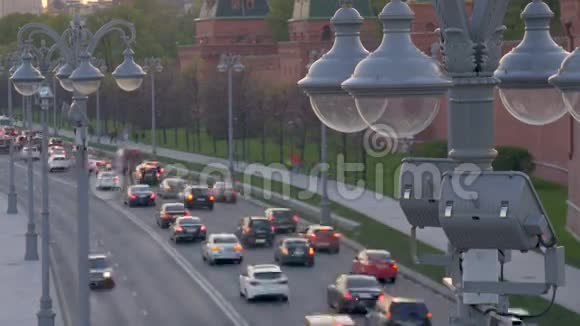 路灯特写时光流逝莫斯科从人行桥看道路和河流城市堤岸视频的预览图