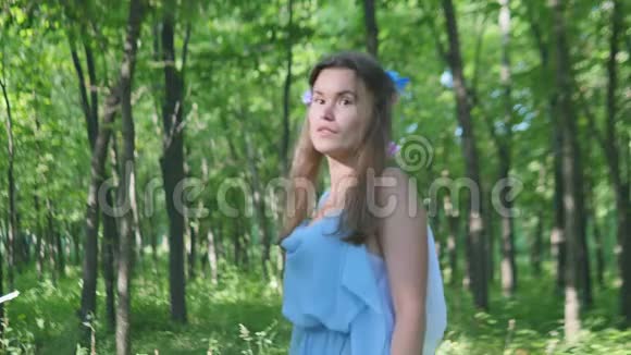 森林中的一个森林少女视频的预览图