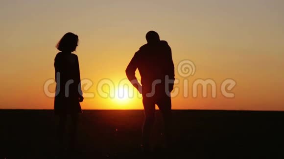 男人和女人在一天日落时在田野里解决问题视频的预览图