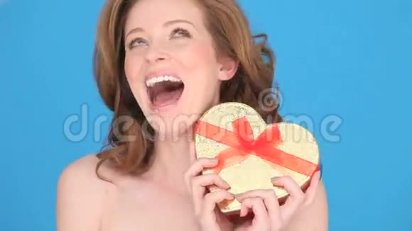 微笑的女人拿着心形盒子视频的预览图