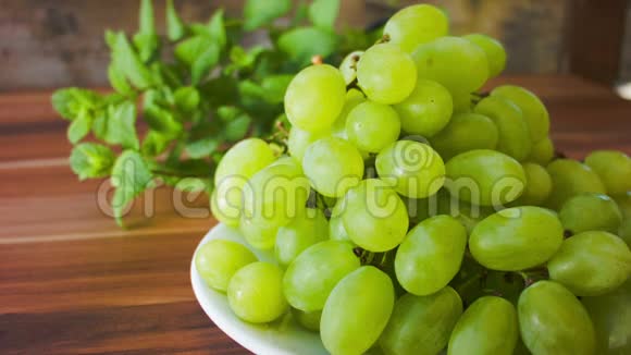 白色盘子里的成熟的绿色葡萄视频的预览图