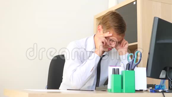 一个在电脑上工作时头部疼痛的男人4k慢动作视频的预览图