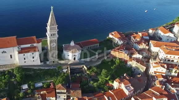 飞越斯洛文尼亚的老城市皮兰鸟瞰老房子圣乔治教区教堂和大海视频的预览图