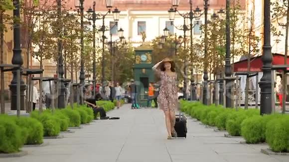 欧洲城市的年轻女子穿着西装走在大街上视频的预览图