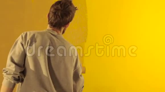 人用黄色油漆墙壁视频的预览图