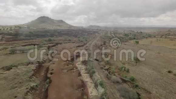 干非洲河床空中天桥与火车轨道拍摄旱季视频的预览图