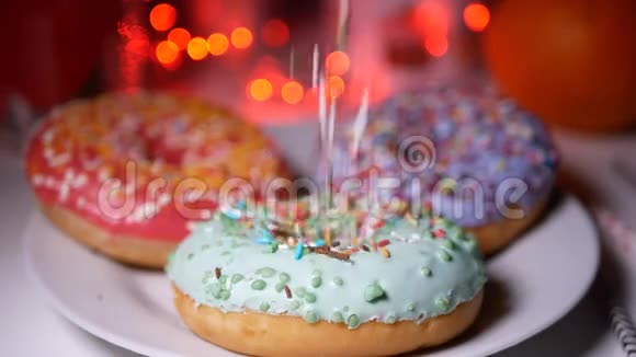 洒在甜甜圈上的彩色花洒视频的预览图