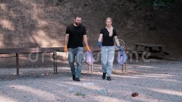 两名志愿者在社区公园收集垃圾作为周末活动视频的预览图