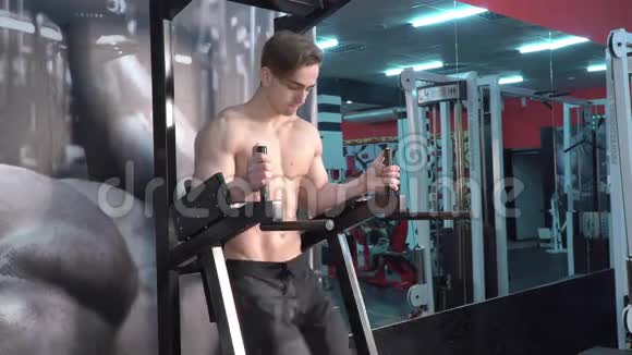在健身房做腹部运动的年轻人视频的预览图