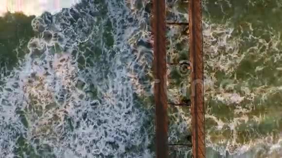 在纳米比亚的斯瓦科普蒙德海滩上俯瞰一个木制码头和大西洋海浪视频的预览图