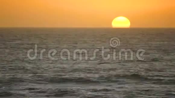 太阳落山太平洋橙色太阳无云天空快速运动视频的预览图