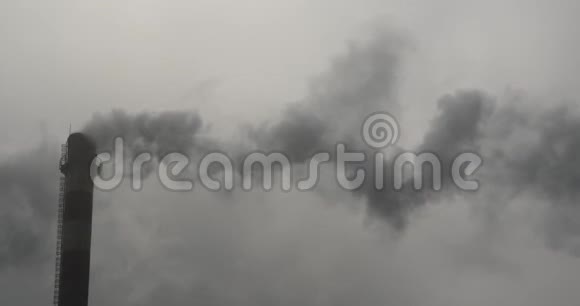 工业烟囱排放的4K烟雾能源发电管道与烟雾视频的预览图