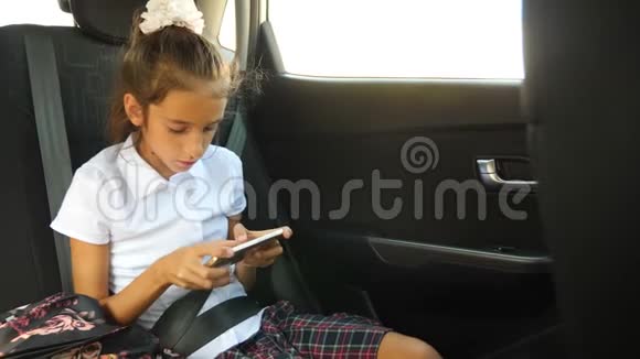 小女孩无聊的在车里透过窗户看窗外街道反射4k慢动作视频的预览图