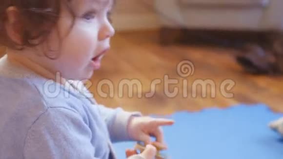 可爱的女婴玩数字视频的预览图