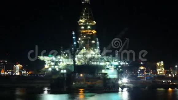 晚上在港口的石油平台视频的预览图