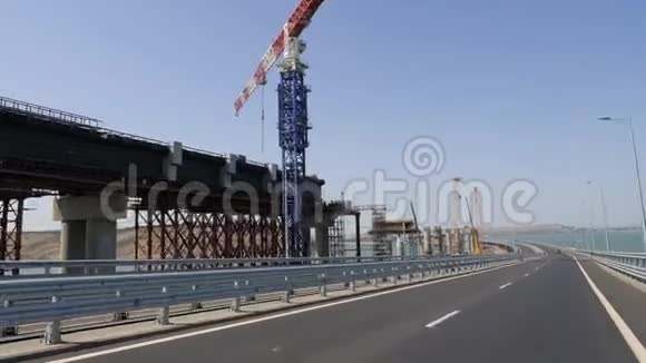 克里米亚大桥铁路线建设塔吊在工作文件淹没在海水中安装视频的预览图