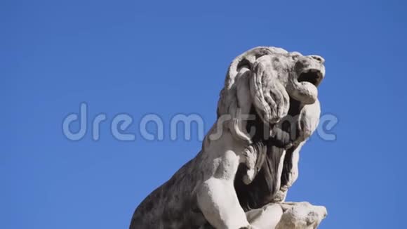 意大利的狮子纪念碑库存烈士纪念碑的四只白石狮子之一视频的预览图