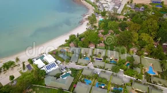 热带岛屿有游泳池的度假胜地鸟瞰图视频的预览图