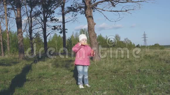 快乐的孩子在春天公园吹肥皂泡慢动作视频的预览图