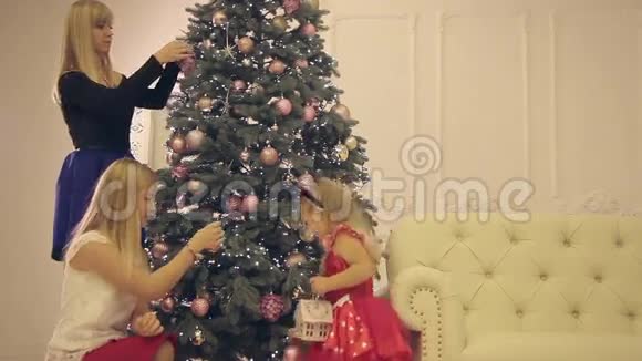 妈妈和女儿在除夕装饰圣诞树视频的预览图