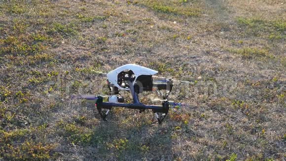 无人机从草地上起飞视频的预览图