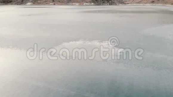 空中景色北高加索的冰冻山地湖相机坏了群山中的暮色视频的预览图